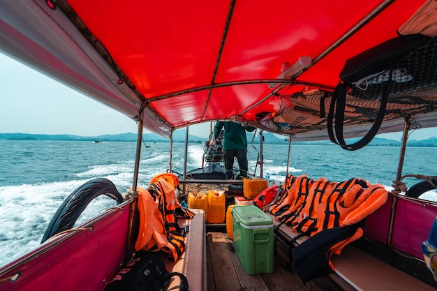 Paseo en barcoVistas a la isla y al mar desde un longtail boat