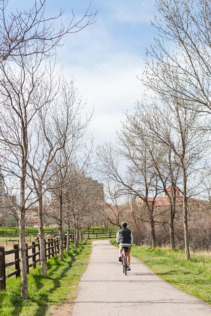 Paseo en bicicleta en el parque urbano el fin de semana.