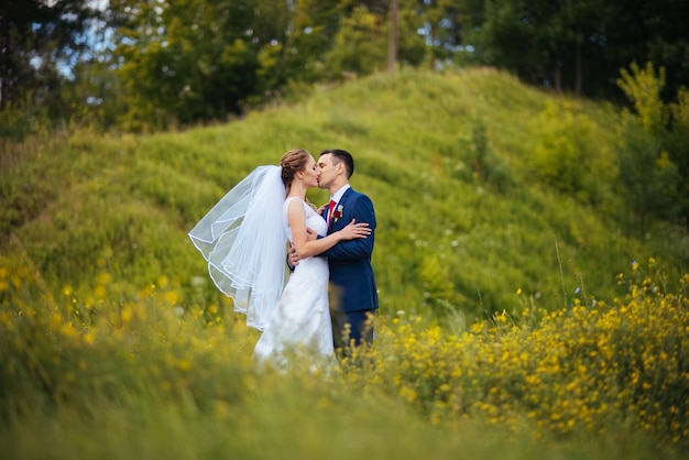 Paseo de bodas en la naturaleza