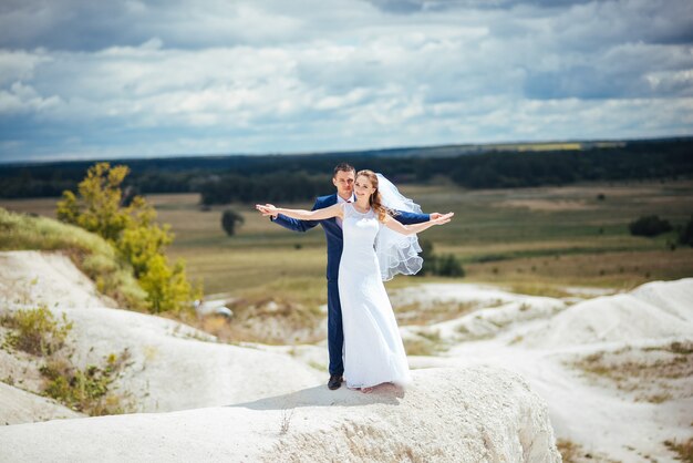 Paseo de bodas en la naturaleza