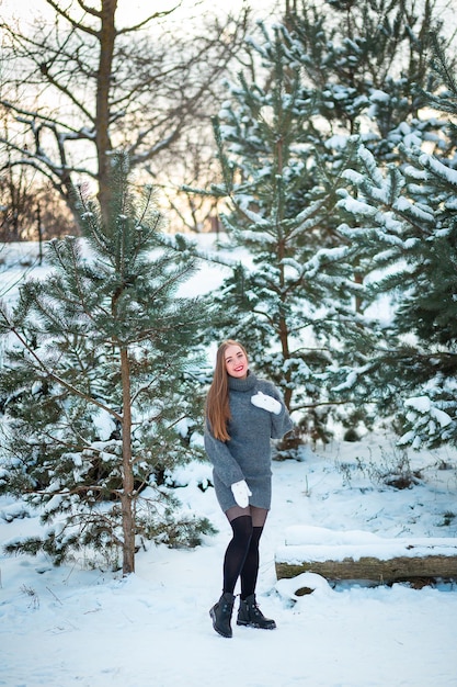 Un paseo por un bosque invernal en Polonia Vestido cálido Pinos en la nieve