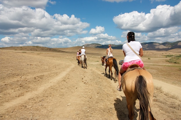 Paseo a caballo en las montañas en un día soleado