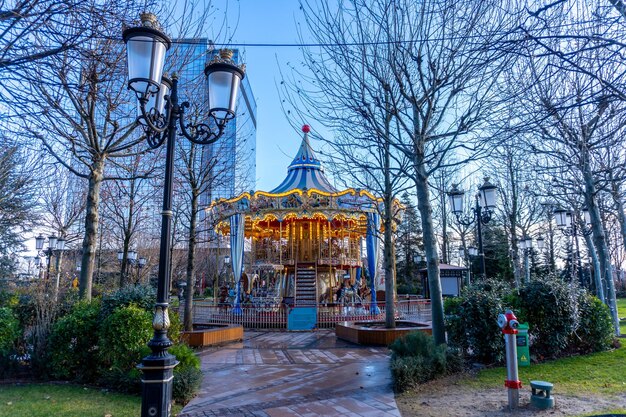 Paseo colorido en carrusel con caballos de madera