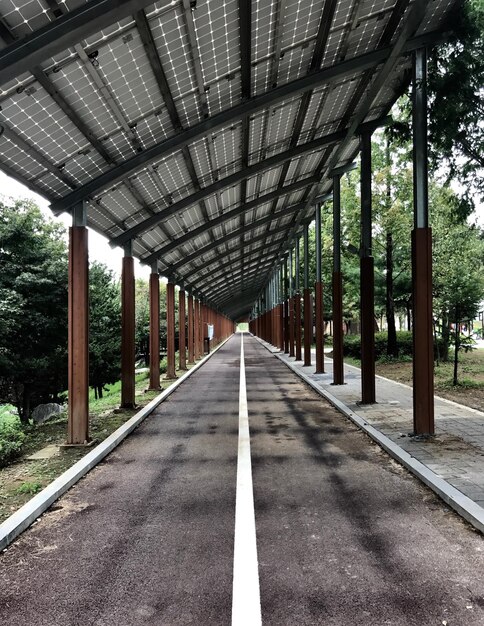 Paseo cubierto vacío en el parque