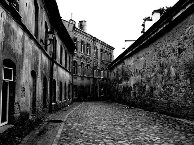 Paseo entre edificios en la ciudad