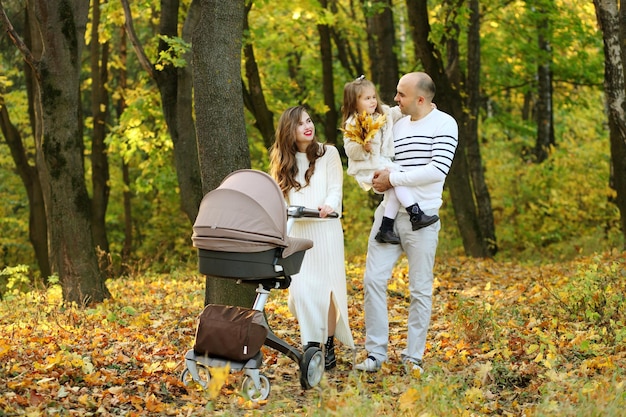 Paseo familiar en el bosque de otoño