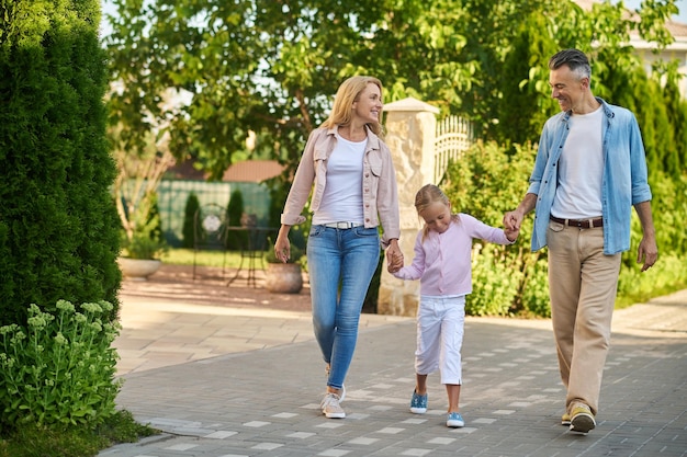 Paseo familiar. Familia joven paseando y disfrutando