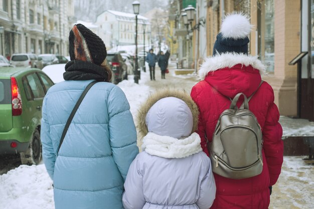 Foto paseo familiar de invierno en la ciudad