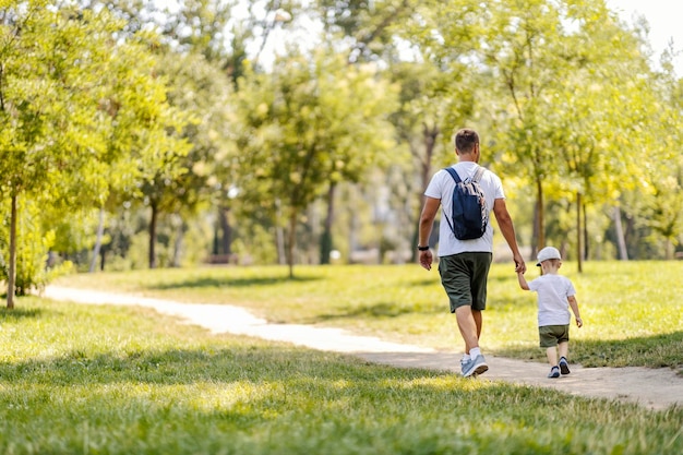 Paseo familiar en la naturaleza senderismo