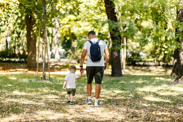 Paseo familiar en la naturaleza