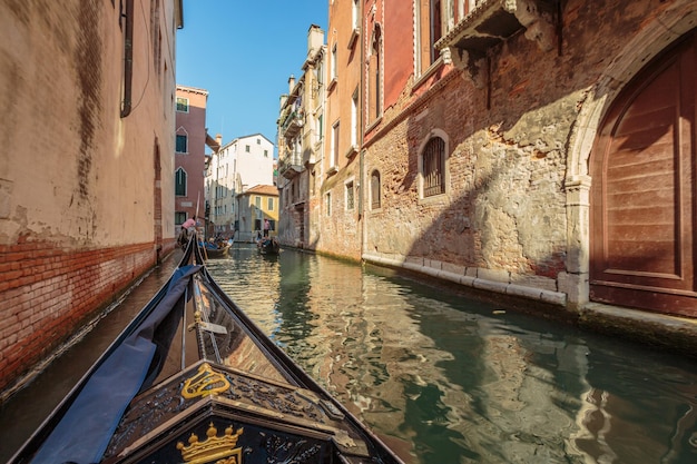 Foto paseo en góndola en venecia italia