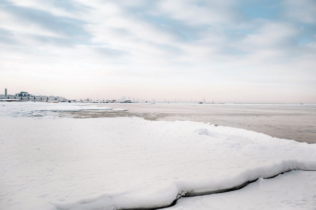 El paseo invernal del mar Báltico cerca de Tallin. Invierno cerca de los países bálticos en la costa. Bálticos en invierno.