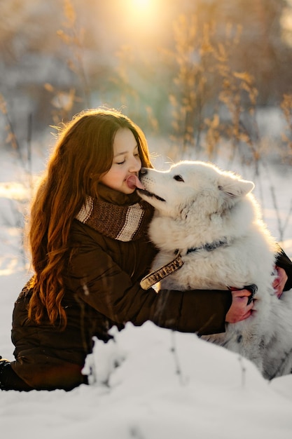 Paseo invernal con tu mascota samoyedo favorita