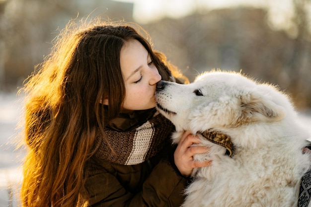 Paseo invernal con tu mascota samoyedo favorita