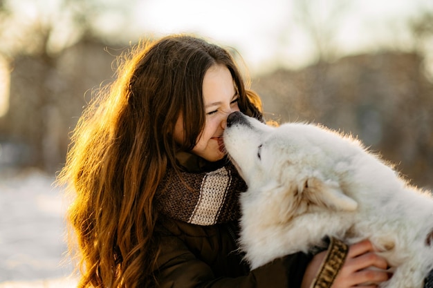 Paseo invernal con tu mascota samoyedo favorita