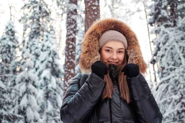 Paseo de invierno por el bosque nevado hermoso bosque de pinos