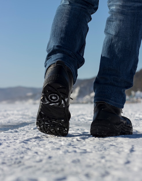 Paseo de invierno Caminando. Piernas de hombre. Estilo de vida.