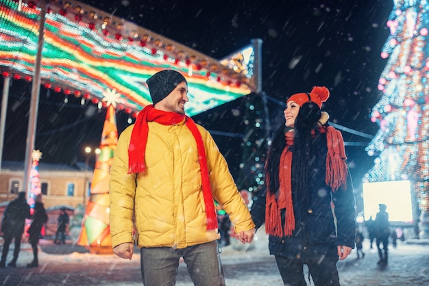 Paseo de invierno de pareja