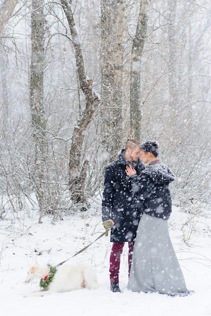 Paseo de invierno en una tormenta de nieve con un perro