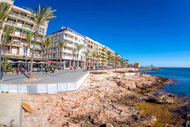 Foto paseo juan aparicio. paseo marítimo de torrevieja. españa.