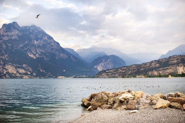 El paseo del lago de Garda y los Alpes, Italia, Toscana.