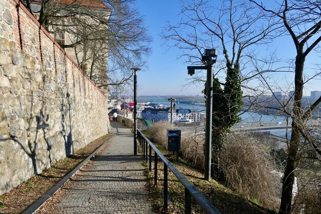 Foto paseo a lo largo de la muralla del castillo de bratislava