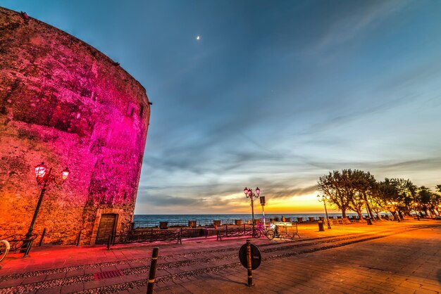 El paseo marítimo de Alghero en una noche despejada Cerdeña