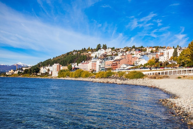 Paseo marítimo de Bariloche y el lago Nahuel Huapi en la región patagónica de Argentina