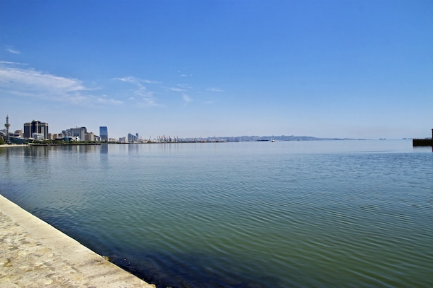 El paseo marítimo en la ciudad de Bakú, Azerbaiyán