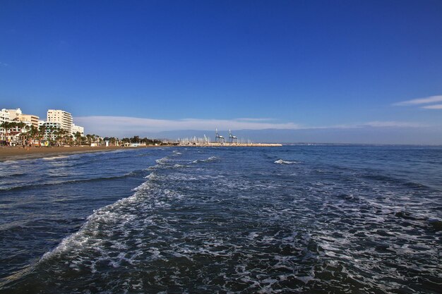 El paseo marítimo de la ciudad de Larnaca Chipre