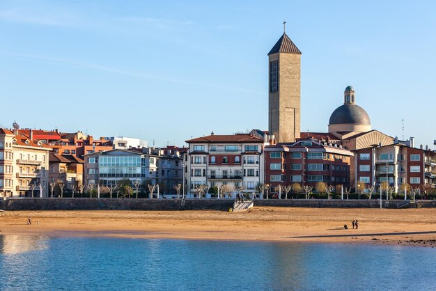 Paseo marítimo e iglesia de las arenas de Getxo. País Vasco, Norte de España