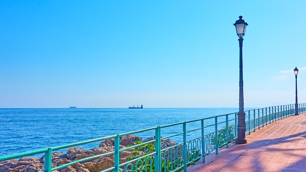 Paseo marítimo con farolas retro en Genova Nervi en la riviera italiana en Liguria, Génova, Italia.