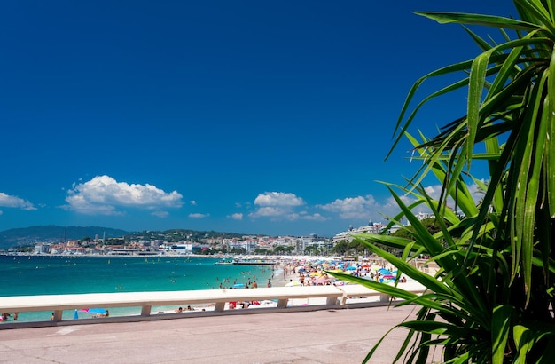 Foto paseo marítimo con hermosas nubes en cannes francia