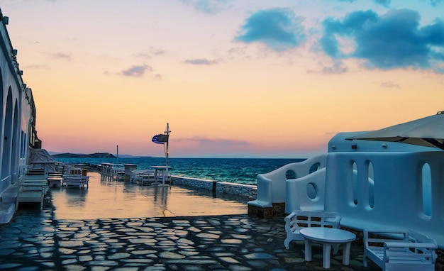 Paseo marítimo de la isla de Paros al atardecer Grecia