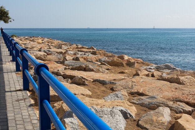 Paseo marítimo a lo largo del mar en Alicante, España