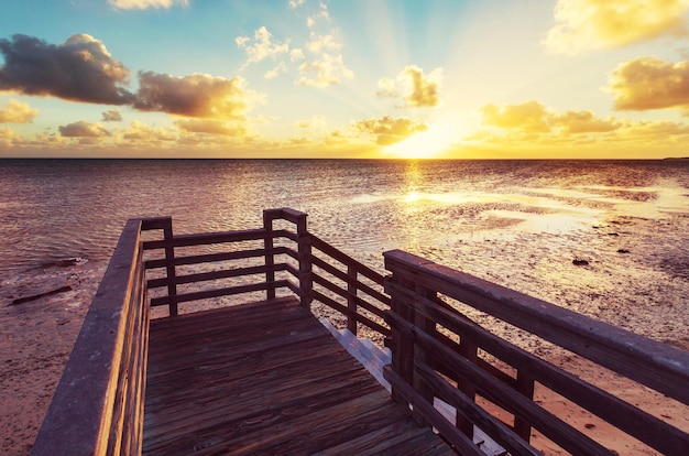 Paseo marítimo de madera en la playa