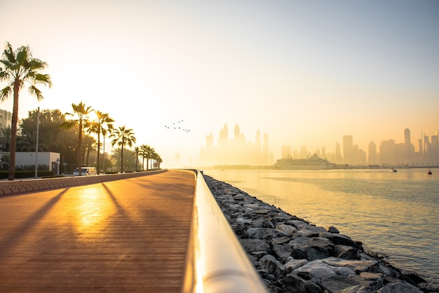 Paseo marítimo en la mañana del puerto deportivo de Dubai al amanecer.