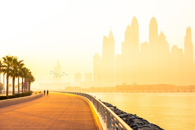 Paseo marítimo en la mañana del puerto deportivo de Dubai al amanecer.