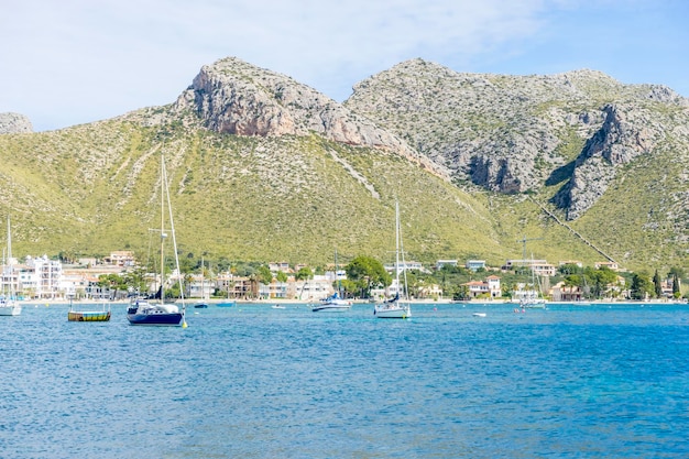 paseo marítimo con mar en calma y pequeño faro