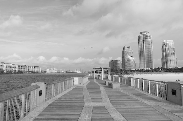 Paseo marítimo de Miami Beach a lo largo del canal de agua Government Cut en South Pointe en Florida, EE.UU.