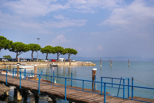 El paseo marítimo y el muelle de Sirmione en el lago de Garda, Toscana