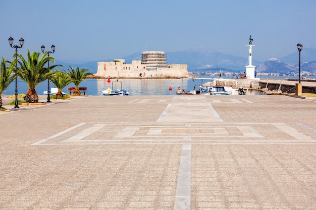 Paseo marítimo de Nauplia. Nauplia es una ciudad portuaria en la península del Peloponeso, Grecia.