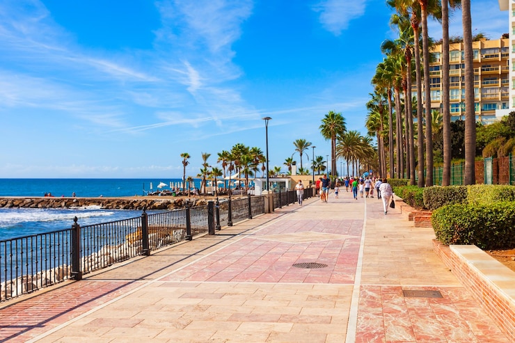 Foto paseo marítimo de la playa de marbella en andalucía, españa