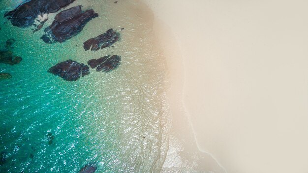 Paseo marítimo, rocas, piedras, arena en verano.