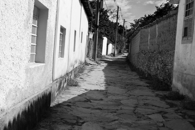 Foto paseo en medio de edificios contra el cielo