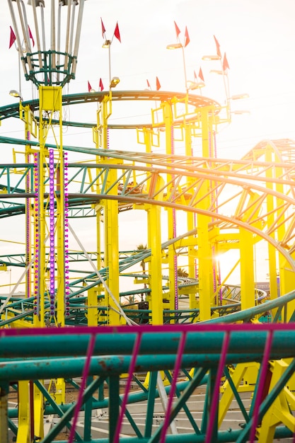 Paseo en montaña rusa en el parque de atracciones