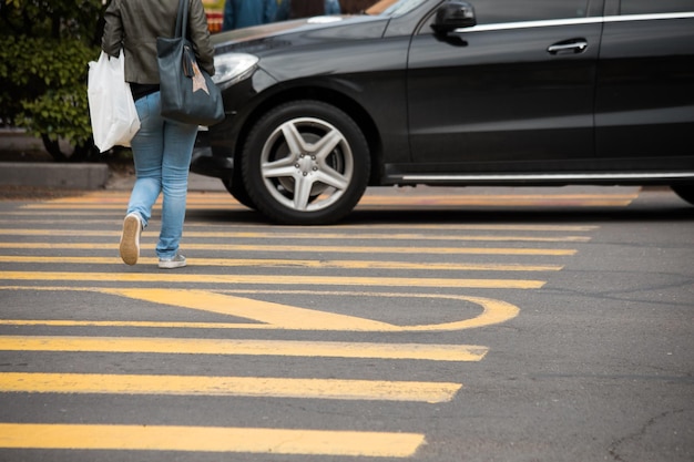 Paseo de la mujer en la calle en la ciudad