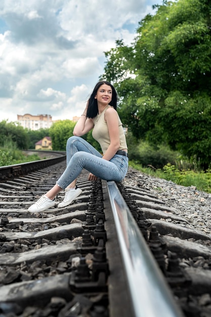 Paseo de la mujer en el estilo de vida de verano de las vías del tren