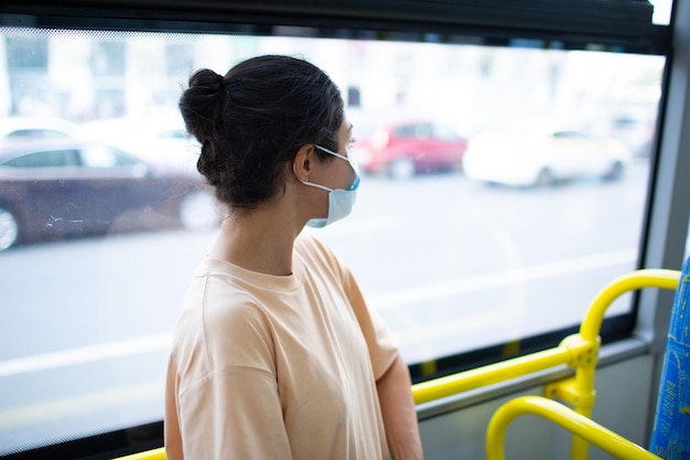 Paseo de mujer india en autobús o tranvía de transporte público