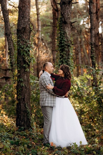 Paseo de los novios por el bosque otoñal en octubre